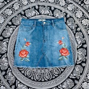 “Hammer Jeans” Skirt  w/ Roses 🌹